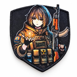 Può includere: Una toppa ricamata a forma di scudo raffigurante un personaggio in stile anime con capelli castani corti, che indossa una giacca e un gilet tattici color marrone chiaro. Il personaggio tiene un emblema circolare arancione luminoso e un fucile, con un simbolo di radiazione su una tasca.