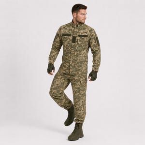 Könnte beinhalten: Ein langärmeliges taktisches Hemd und eine passende Hose mit digitalem Tarnmuster in Olivgrün, Beige und Braun. Das Hemd verfügt über einen Stehkragen, einen Frontreißverschluss und dunkelgrüne rechteckige Aufnäher auf der Brust.