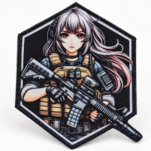 Peut inclure: Un écusson hexagonal brodé représentant un personnage de style anime aux longs cheveux clairs, portant un gilet tactique beige sur une chemise sombre. Le personnage tient un fusil noir sur la poitrine, sur fond noir avec une bordure blanche.