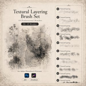 Puede incluir: Una pantalla de producto digital para un conjunto de pinceles Textural Layering que contiene 10 pinceles profesionales, numerados del 36 al 45. La imagen presenta un fondo beige con texturas de tinta negra, siluetas florales e iconos de software.