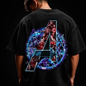 Może przedstawiać: Czarny t-shirt z krótkim rękawem z dużą grafiką na plecach. Wzór przedstawia świecące na niebiesko logo 'A' Avengers wypełnione różnymi postaciami superbohaterów w odcieniach czerwieni, błękitu i fioletu na ciemnym tle.