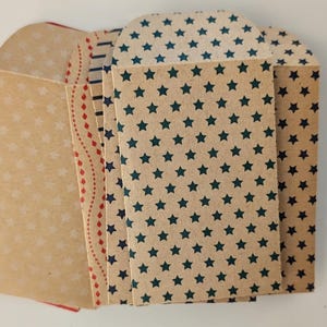 Peut inclure: Ensemble de trois mugs en céramique avec une finition mate et mouchetée. Les tasses sont de couleur crème, gris clair et gris foncé. Chaque mug a un design simple et minimaliste avec une anse arrondie.