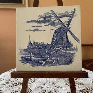 Azulejo de cerámica azul de Delft vintage, escena de molino de viento holandés en un canal, 15 cm.