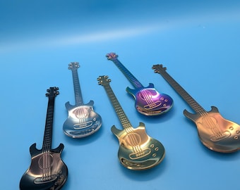 Gitarrenlöffel Set / Musik-Liebhaber-Geschenk / Kaffee- und Tee-Rührlöffel / Rock & Roll-Küchendekor / Buntes Metall-Gitarrenbesteck