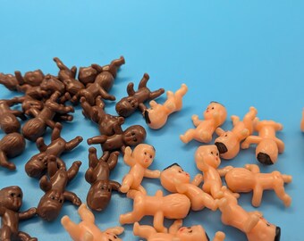 Mini Plastik Babyfiguren 24 mm • Packungen mit 10 oder 25 Stück • Babyparty Spiele • Harz Künstlerbedarf • Basteldekorationen