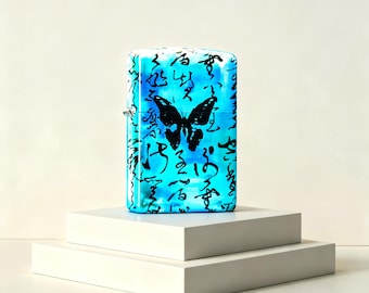 Encendedores Zorro impresos a mano con caligrafía china cursiva, mariposa negra degradada y metal azul diseñado para completar la colección a prueba de viento.
