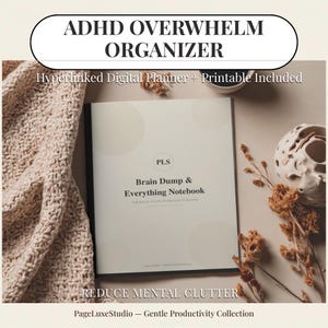 Op de afbeelding: Een vierkant notitieboek met een crèmekleurige kaft met de tekst ADHD OVERWHELM ORGANIZER, Hyperlinked Digital Planner + Printable Included, Brain Dump & Everything Notebook en REDUCE MENTAL CLUTTER. De kaft bevat de initialen PLS.
