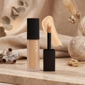 Base de maquillaje Huda Beauty Faux Filter: ligera, de cobertura total y acabado mate. Whipped Cream
