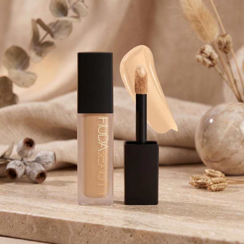 Base de maquillaje Huda Beauty Faux Filter: ligera, de cobertura total y acabado mate. Whipped Cream