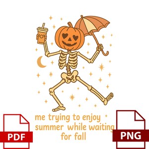 Pode incluir: Um esqueleto com cabeça de abóbora e olhos em forma de coração, segurando uma bebida e um guarda-chuva. O design inclui estrelas e uma lua crescente, com o texto: me trying to enjoy summer while waiting for fall, em tons de laranja e castanho.