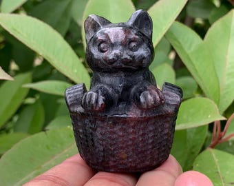 Calavera de gato granate: Decoración curativa de cristal de cuarzo tallada a mano de 2,3 pulgadas.