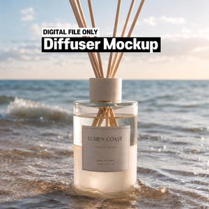 Op de afbeelding: Een doorzichtige glazen rietdiffuser met een witte dop en houten stokjes. Het etiket vermeldt LUMEN COAST, COASTAL BLOOM, REED DIFFUSER, 200ML, 6.7 FL. OZ. De tekst erboven luidt DIGITAL FILE ONLY DIFFUSER MOCKUP.