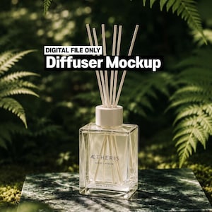 Puede incluir: Un frasco difusor de varillas de vidrio transparente con tapa blanca y varias varillas blancas. La etiqueta dice AETHERIS SCENT DIFFUSER 100 ML / 6.8 FL OZ. El texto superpuesto dice DIGITAL FILE ONLY Diffuser Mockup. Frasco de forma cuadrada.