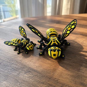 Puede incluir: Dos figuras de insectos articuladas con un esquema de color negro y amarillo. La figura más grande está situada a la derecha, mientras que la más pequeña está a la izquierda. Ambos insectos tienen alas detalladas con patrón de panal.
