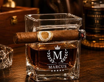 Spersonalizowana szklanka do cygara i whisky, spersonalizowana szklanka do whisky z uchwytem na cygara, szklanka do bourbona z monogramem, prezent dla taty, męża, drużbów