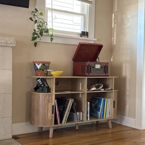 Soporte grande para tocadiscos, mueble de almacenamiento de vinilos de estilo moderno de mediados de siglo, consola multimedia de roble y nogal.