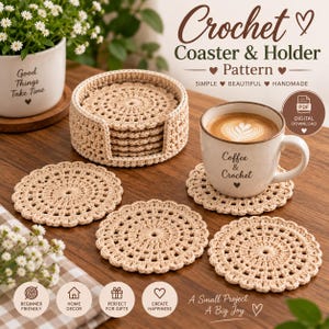 Puede incluir: Un juego de posavasos de ganchillo beige con un soporte circular a juego. Los posavasos presentan un patrón circular calado. Una taza de cerámica con el texto Coffee & Crochet descansa sobre uno. La imagen incluye el texto: Crochet Coaster & Holder Pattern.