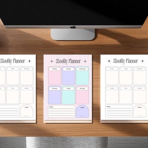 Puede incluir: Tres hojas de planificador semanal con el texto Weekly Planner en la parte superior. Dos hojas tienen un fondo blanco con líneas negras, mientras que la hoja central presenta un diseño de cuadrícula en rosa, morado y azul pastel.