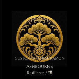 Pode incluir: Um emblema circular japonês Kamon de cor dourada com um design de pinheiro estilizado e um pequeno motivo floral na base. O texto diz CUSTOM JAPANESE KAMON, ASHBOURNE e Resilience / 恒, tudo sobre um fundo preto sólido e uniforme.