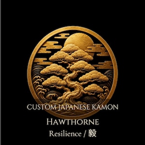 Pode incluir: Um emblema circular dourado com uma árvore bonsai detalhada, nuvens estilizadas e ondas. O texto diz CUSTOM JAPANESE KAMON, HAWTHORNE e Resilience / 毅. O design é apresentado contra um fundo preto sólido, com textura metálica.