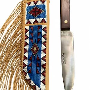 Handgjorda knivskydd i lädermocka, pärlbesatta röda indiangåvor, pärlor, knivskydd i siouxstil, knivslida, presenter till män, presenter till kvinnor