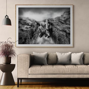 Peut inclure: Une impression d'art encadrée en noir et blanc représentant deux silhouettes marchant sur un chemin à travers un paysage herbeux texturé. L'œuvre présente une signature dans le coin inférieur droit et est présentée dans un cadre en bois clair.