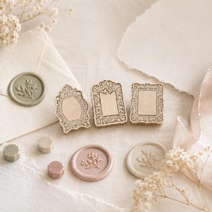 Peut inclure: Trois sceaux en laiton avec des cadres ovales et rectangulaires ornés, accompagnés de deux sceaux de cire finis avec des motifs de brindilles, deux perles de cire et une enveloppe crème avec un sceau en cire vert sauge.