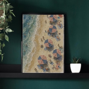 Könnte beinhalten: Ein gerahmtes Aquarellbild, das eine Luftaufnahme eines Sandstrandes mit blauen Meereswellen zeigt. Mehrere Strandsonnenschirme mit einem rot-weiß-blauen Sternenmuster sind über den Sand verteilt und von kleinen Figuren umgeben.