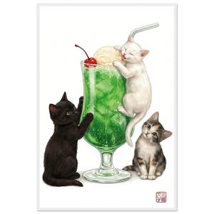 Puede incluir: Una ilustración digital de un vaso alto lleno de una bebida carbonatada de color verde brillante, coronado con una bola de helado de vainilla y una cereza roja. Tres gatitos, uno negro, uno blanco y uno tricolor, interactúan con la bebida.