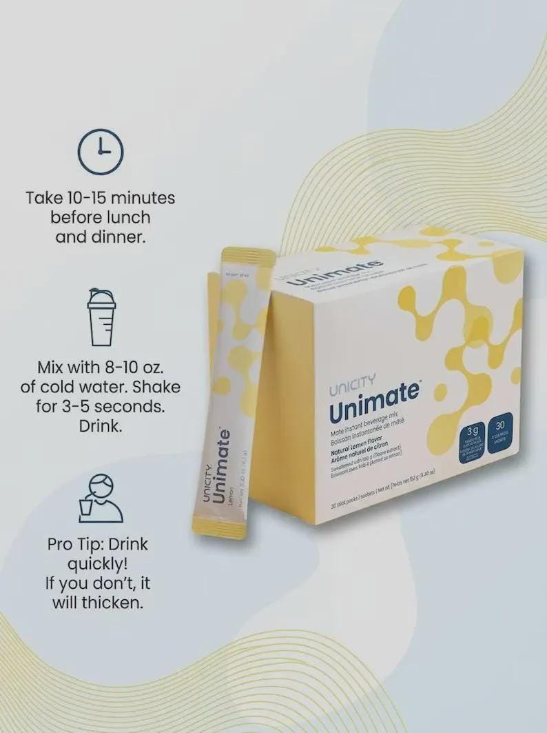 Puede incluir: Una caja y un sobre individual de mezcla para bebida instant&aacute;nea de mate Unimate sabor lim&oacute;n. El empaque es blanco con formas abstractas amarillas. El texto incluye instrucciones de tomar 10-15 minutos antes del almuerzo y la cena.