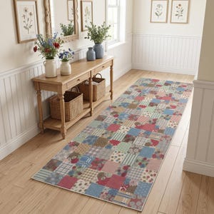 Könnte beinhalten: Ein langer, rechteckiger Läufer mit einem Patchwork-Design, das aus verschiedenen quadratischen Mustern in Blau-, Rot-, Grün- und Beigetönen besteht. Der Teppich zeigt eine Mischung aus Blumen-, Karomustern, Streifen und Punkten auf der gesamten Fläche.