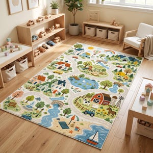 Könnte beinhalten: Ein rechteckiger Teppich mit einer bunten, illustrierten Stadtkarte, die Straßen, Häuser, einen Bauernhof, einen Teich, einen Strand und einen Spielplatz zeigt. Das Design umfasst grüne Bäume, blaues Wasser, eine rote Scheune und Fahrzeuge.