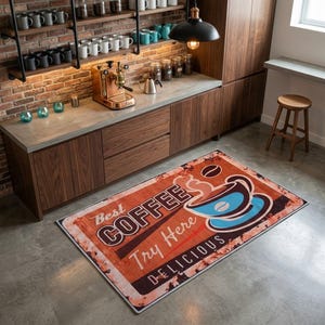 Peut inclure: Un tapis de sol rectangulaire avec un fond orange et marron de style vintage, orné d'une tasse à café bleue et de vapeur. Le texte indique Best COFFEE Try Here DELICIOUS en lettres grasses, avec une icône de grain de café au-dessus.