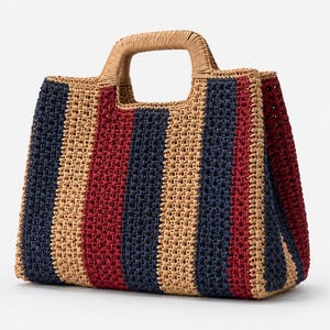 Peut inclure: Un sac cabas structuré en matière tressée avec des rayures verticales bleu marine, rouge foncé et beige naturel. Le sac est doté de deux anses intégrées sur le dessus, recouvertes de la même matière tressée beige naturel que le corps.