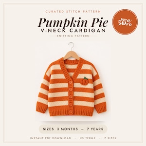 Peut inclure: Un gilet à col en V avec des rayures horizontales orange et crème, orné d'une petite citrouille brodée sur la poitrine gauche. Le texte indique : CURATED STITCH PATTERN, Pumpkin Pie V-NECK CARDIGAN, KNITTING PATTERN, SIZES 3 MONTHS – 7 YEARS, INSTANT PDF DOWNLOAD.