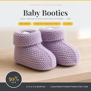 Op de afbeelding: Een paar lichtpaarse gebreide babyslofjes met een ribbelsteekpatroon en een omgeslagen boord. De tekst luidt: Curated Stitch Pattern, Baby Booties, Easy Garter-Stitch Knitting Pattern, PDF, Beginner, Straight Needles Only, 2 Sizes, 50% Off, 0-3 & 3-6 Months, Curatedstitchpattern.etsy.com.