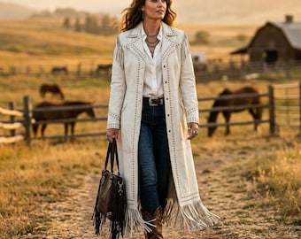 Casaco feminino estilo western branco em couro com franjas e tachas.
