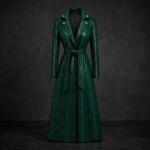 Abrigo largo de piel verde para mujer con estampado de pitón y cinturón.