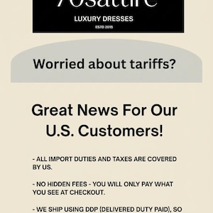 Op de afbeelding: Een beige informatiegrafiek met zwarte tekst: 70sattire LUXURY DRESSES ESTD 2015. Het stelt de vraag Worried about tariffs? en meldt Great News For Our U.S. Customers! met betrekking tot gedekte invoerrechten en belastingen.