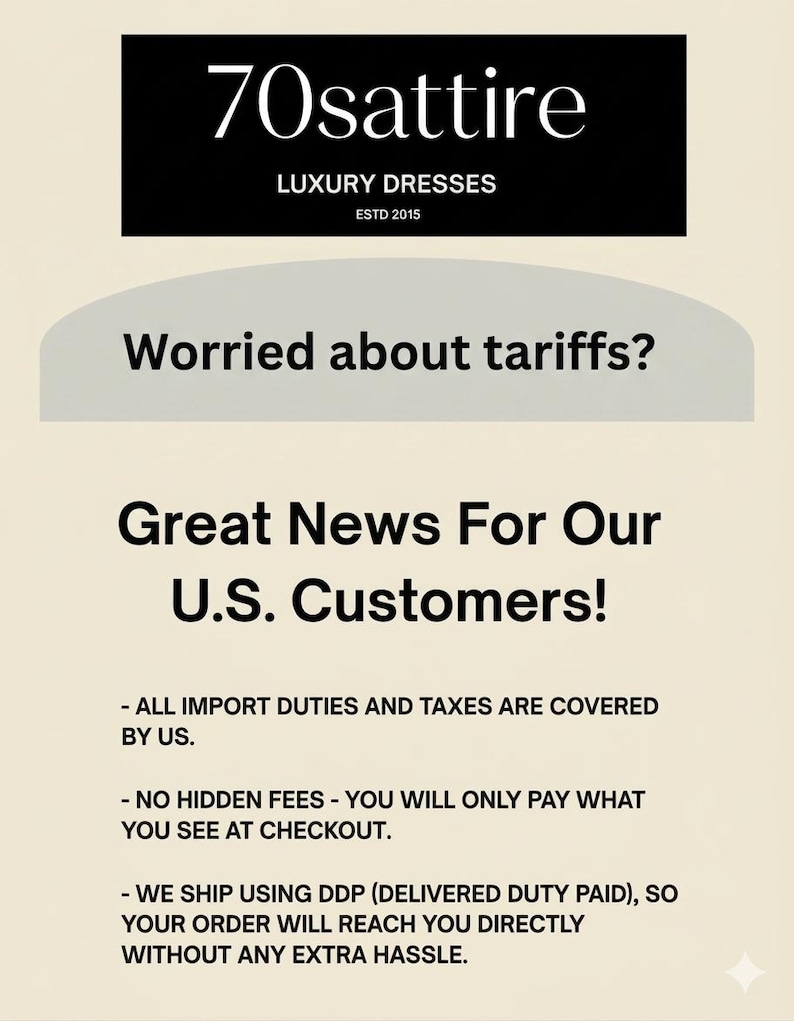 Op de afbeelding: Een beige informatiegrafiek met zwarte tekst: 70sattire LUXURY DRESSES ESTD 2015. Het stelt de vraag Worried about tariffs? en meldt Great News For Our U.S. Customers! met betrekking tot gedekte invoerrechten en belastingen.