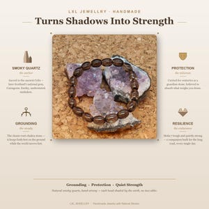 Puede incluir: Una pulsera circular hecha de cuentas de cuarzo ahumado ovaladas, translúcidas y de color marrón oscuro. La pulsera se muestra sobre dos racimos de cristales de amatista de color violeta claro. La imagen incluye texto: LXL JEWELLRY, Turns Shadows Into Strength, SMOKY QUARTZ, PROTECTION, GROUNDING, RESILIENCE, Grounding, Protection, Quiet Strength, Natural smoky quartz, hand-strung.