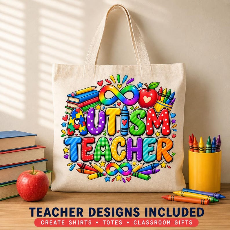 Pode incluir: Uma sacola de lona bege com um gr&aacute;fico colorido e o texto AUTISM TEACHER. O design inclui um s&iacute;mbolo de infinito arco-&iacute;ris, uma ma&ccedil;&atilde; vermelha, livros empilhados e giz de cera. As letras apresentam padr&otilde;es de pe&ccedil;as de quebra-cabe&ccedil;a.