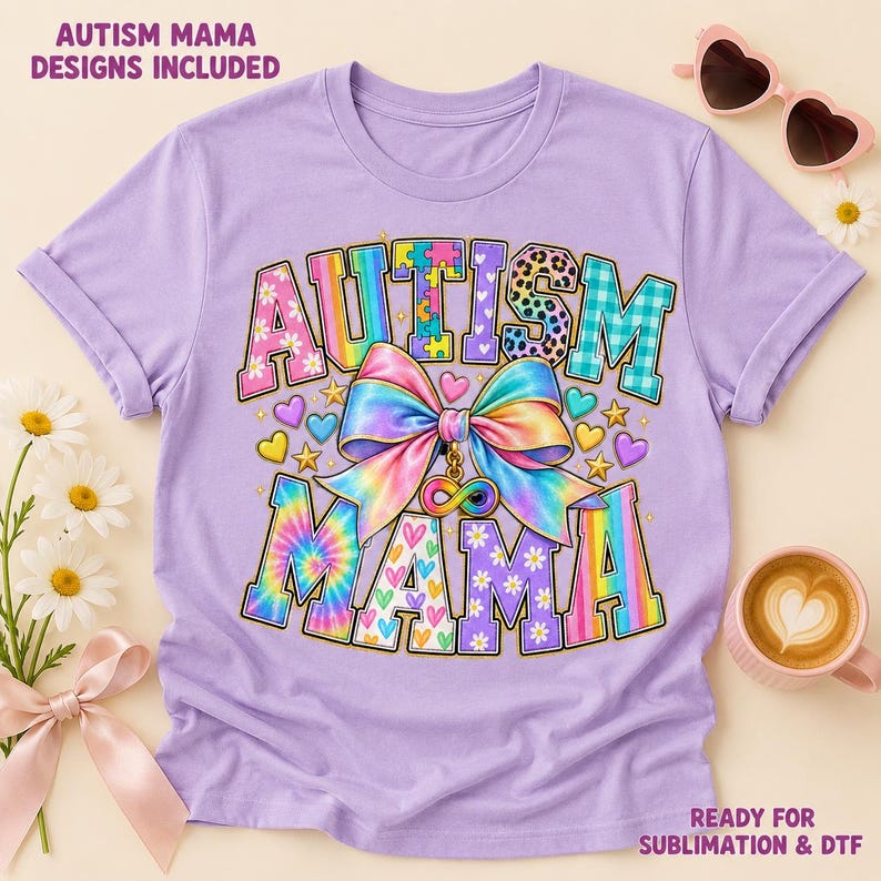 Pode incluir: Uma t-shirt roxo-claro com o texto AUTISM MAMA em letras de bloco coloridas e estampadas. Um grande la&ccedil;o multicolorido com efeito tie-dye e um s&iacute;mbolo de infinito encontra-se no centro. O design inclui pequenos cora&ccedil;&otilde;es e estrelas.