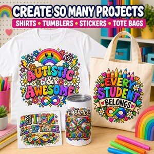 Pode incluir: Uma t-shirt branca com um gr&aacute;fico colorido de arco-&iacute;ris e flores com a inscri&ccedil;&atilde;o Autistic & Awesome, um saco de lona com um design de l&aacute;pis e flores com a inscri&ccedil;&atilde;o Every Student Belongs e um copo com gr&aacute;fico floral Embrace Neurodiversity.