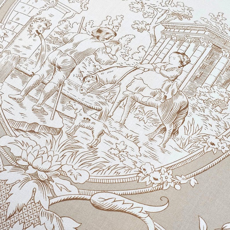 Puede incluir: Una tela beige con un estampado toile de jouy marr&oacute;n. El dise&ntilde;o muestra a una persona junto a una fuente, una persona montando a caballo, un perro peque&ntilde;o y columnas cl&aacute;sicas. La escena est&aacute; enmarcada por un borde ovalado con motivos florales.