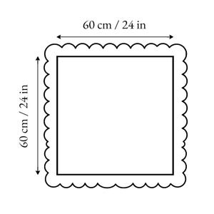 Puede incluir: Un objeto de forma cuadrada con un borde festoneado, que presenta un contorno negro s&oacute;lido sobre un fondo blanco. Las dimensiones est&aacute;n claramente marcadas como 60 cm / 24 in tanto para el ancho como para el alto, indicando un tama&ntilde;o total de 60 cm por 60 cm.