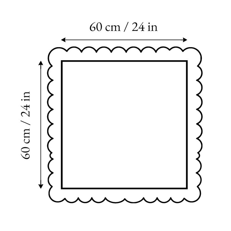 Puede incluir: Un objeto de forma cuadrada con un borde festoneado, que presenta un contorno negro s&oacute;lido sobre un fondo blanco. Las dimensiones est&aacute;n claramente marcadas como 60 cm / 24 in tanto para el ancho como para el alto, indicando un tama&ntilde;o total de 60 cm por 60 cm.