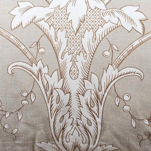 Funda de cojín de 60x60 cm en tela Toile de Jouy "La Fontaine" de Braquenié Pierre Frey, de doble cara, con volantes y fruncidos, hecha a mano en Francia. imagen 6