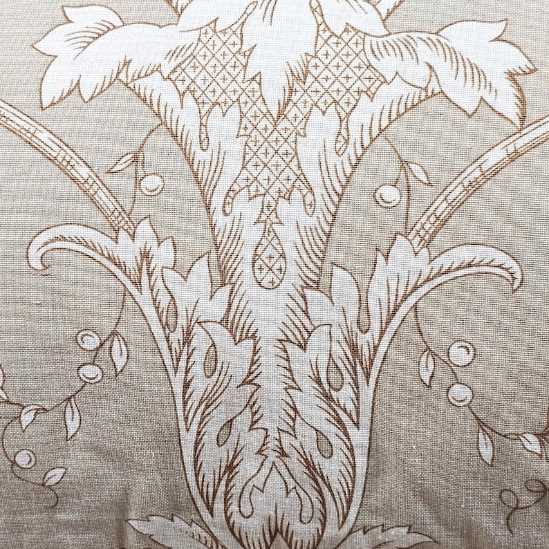 Funda de cojín de 60x60 cm en tela Toile de Jouy "La Fontaine" de Braquenié Pierre Frey, de doble cara, con volantes y fruncidos, hecha a mano en Francia. imagen 6
