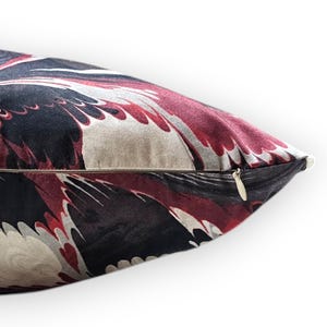 Funda de cojín de 60x40 cm en tejido Lelièvre Jean Paul Gaultier, estampado lacado "Vogue", reversible, ribete de terciopelo, hecha a mano en Francia. imagen 5
